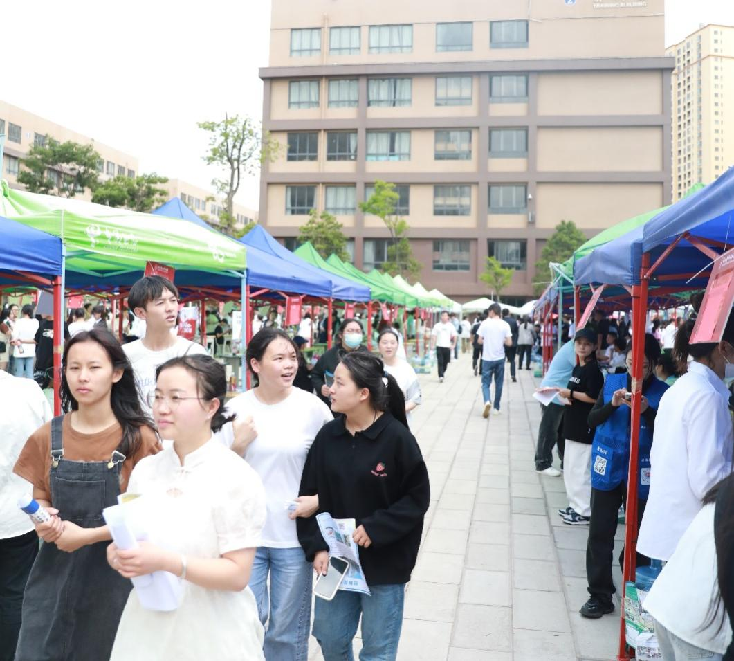 春暖花开 “职”为你来 best365官方网站举办2024届毕业生双选会