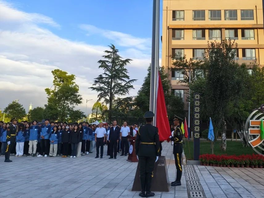 【开学第一课】best365官方网站开展2024年秋季学期开学第一课暨国旗下的党课
