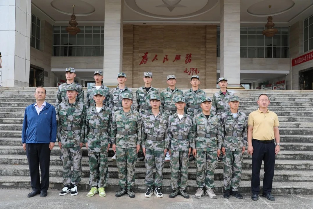 best365官方网站领导赴预定新兵役前训练基地慰问学生