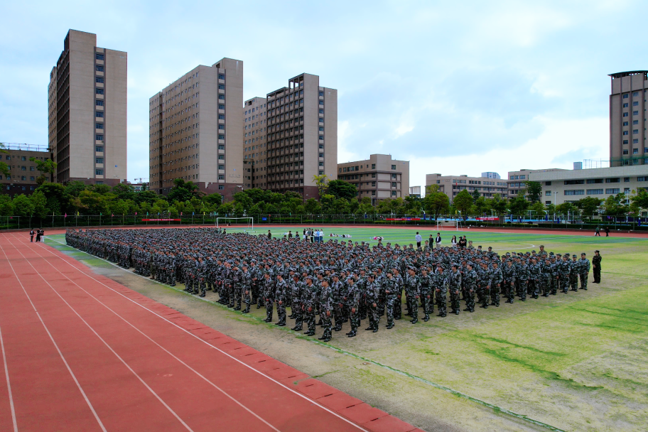 best365官方网站2025级新生开学典礼暨军训启动仪式顺利举行