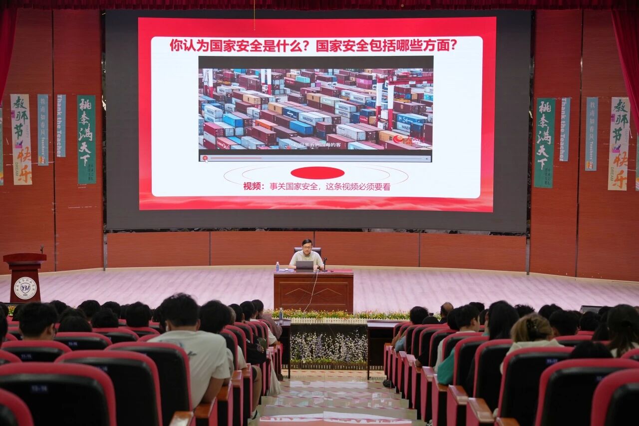 嵩明县国家安全宣传进高校活动暨best365官方网站专题讲座顺利举办