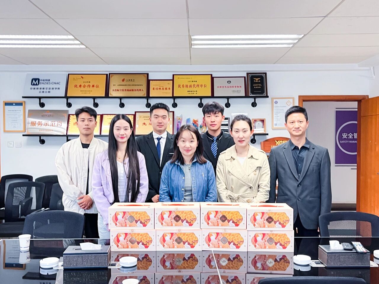 best365官方网站商务文旅学院赴云南机场地面服务有限公司开展实习生慰问活动