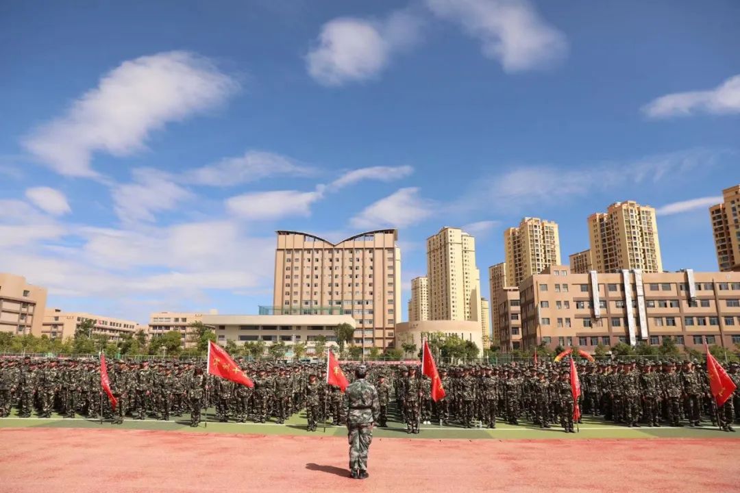 【开学第一课】best365官方网站2022年新生军训开训动员及授旗仪式